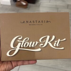Anastasia Beverly Hills Glow Kit in Brown